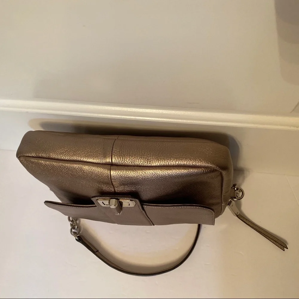 B. MAKOWSKY BAG SHOULDER CROSSBODY GOLD LEATHER ZIP TOP SILVER HARDWARE